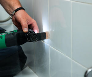 Jak poprawnie usunąć starą fugę i silikon oraz nałożyć nowy? Murator Remontuje