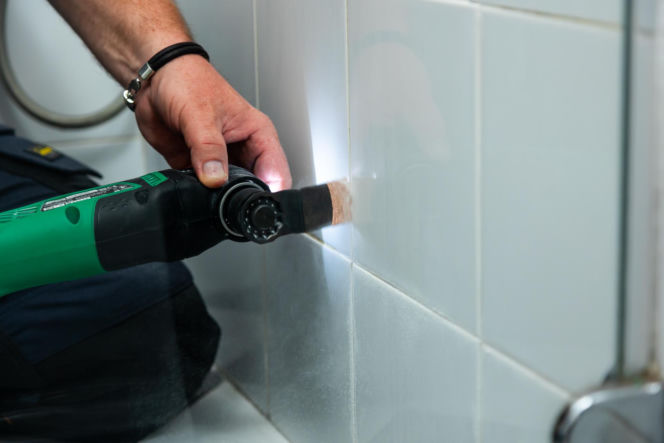 Jak poprawnie usunąć starą fugę i silikon oraz nałożyć nowy? Murator Remontuje