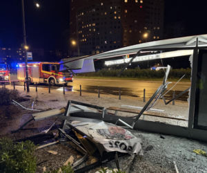W BMW staranował przystanek. Wcześniej stracił prawo jazdy