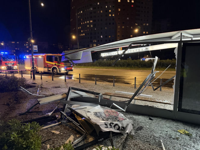 W BMW staranował przystanek. Wcześniej stracił prawo jazdy