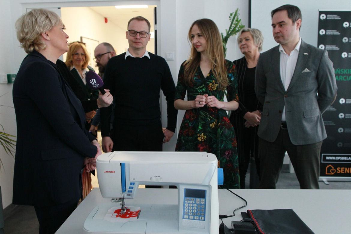 Ministra u seniorów na Bielanach. Dziemianowicz-Bąk dostała kolorowy prezent!