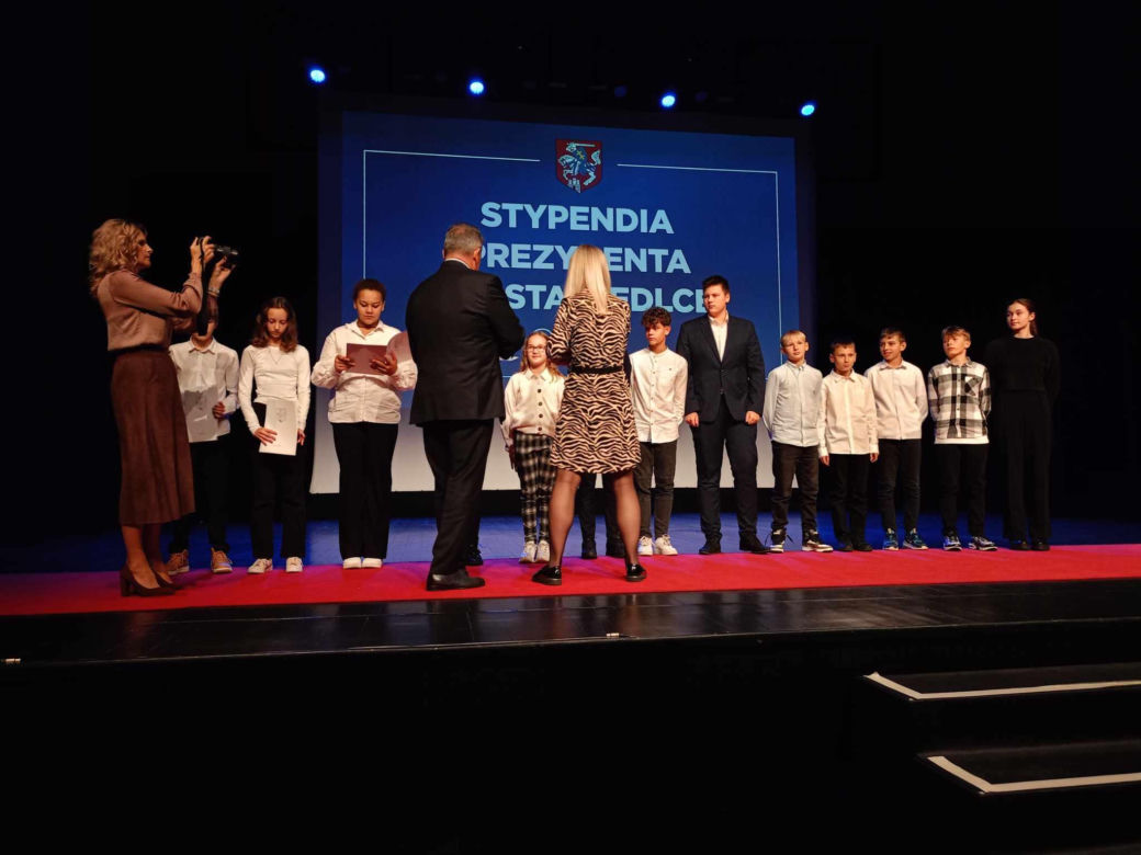 Stypendyści odebrali z rąk prezydenta Andrzeja Sitnika Listy Gratulacyjne