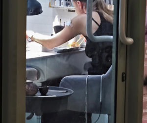 Posłanka Gajewska jadła sushi i robiła paznokcie