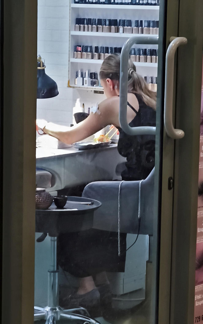 Posłanka Gajewska jadła sushi i robiła paznokcie