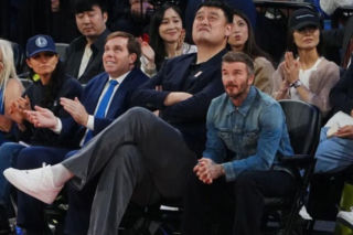 David Beckham wyglądał jak dziecko przy ogromnym Yao Mingu! Komiczne zdjęcia z meczu koszykówki