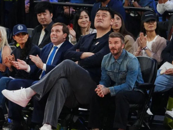 David Beckham wyglądał jak dziecko przy ogromnym Yao Mingu! Komiczne zdjęcia z meczu koszykówki