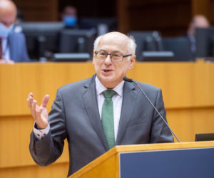 Kumple Suskiego zarabiają krocie jako europosłowie, a on mówi brukselski okupant
