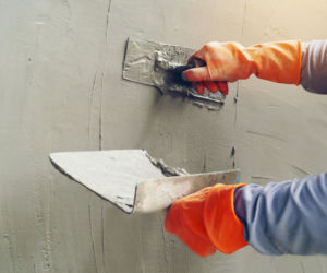 Ceny tynkowania ścian wewnętrznych za m² w 2025 roku. Ile za usługi tynkarza?