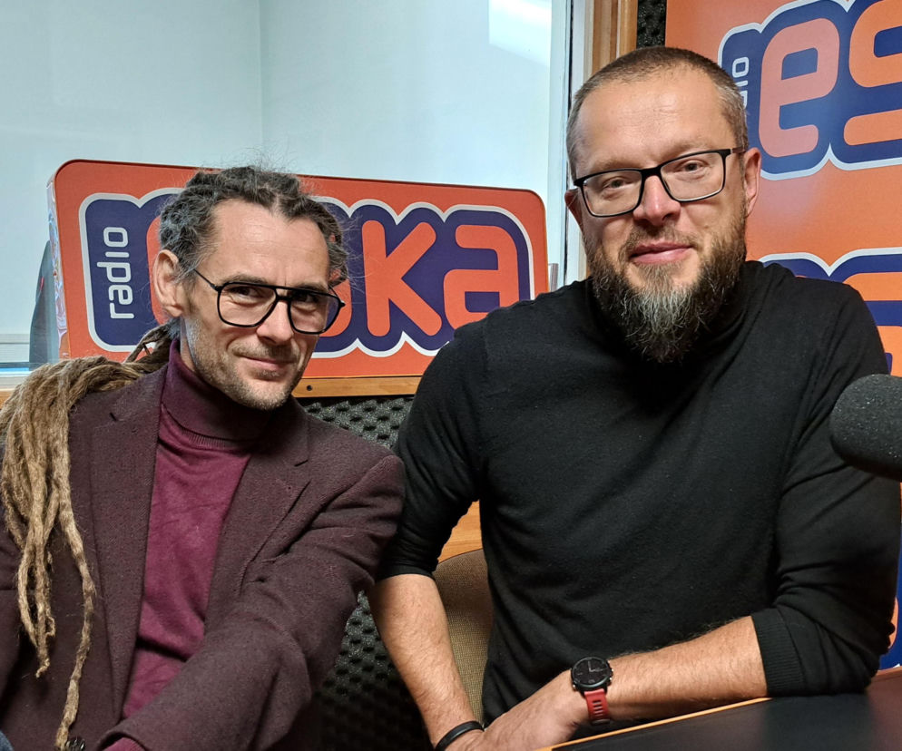 Dwaj mężczyźni w studiu Radia Eska Tarnów opowiadają o projekcie JESTEM, który promuje wolontariat i walczy z hejtem.