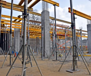 Ekipa budowlana na Stadionie Miejskim w Szczecinie pracuje głównie przy budowie trybuny północnej 