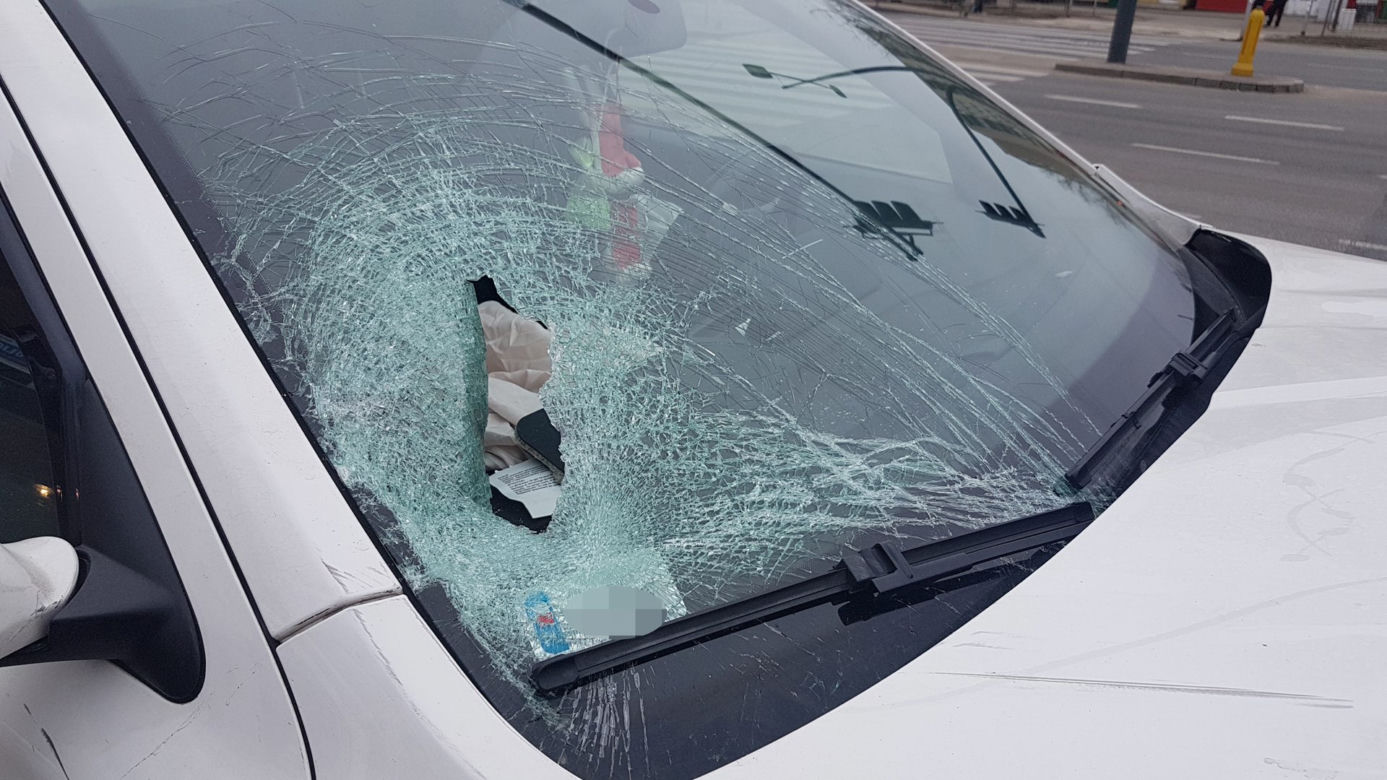 Stracił panowanie nad autem i wjechał na chodnik. Potrącił dwoje pieszych!