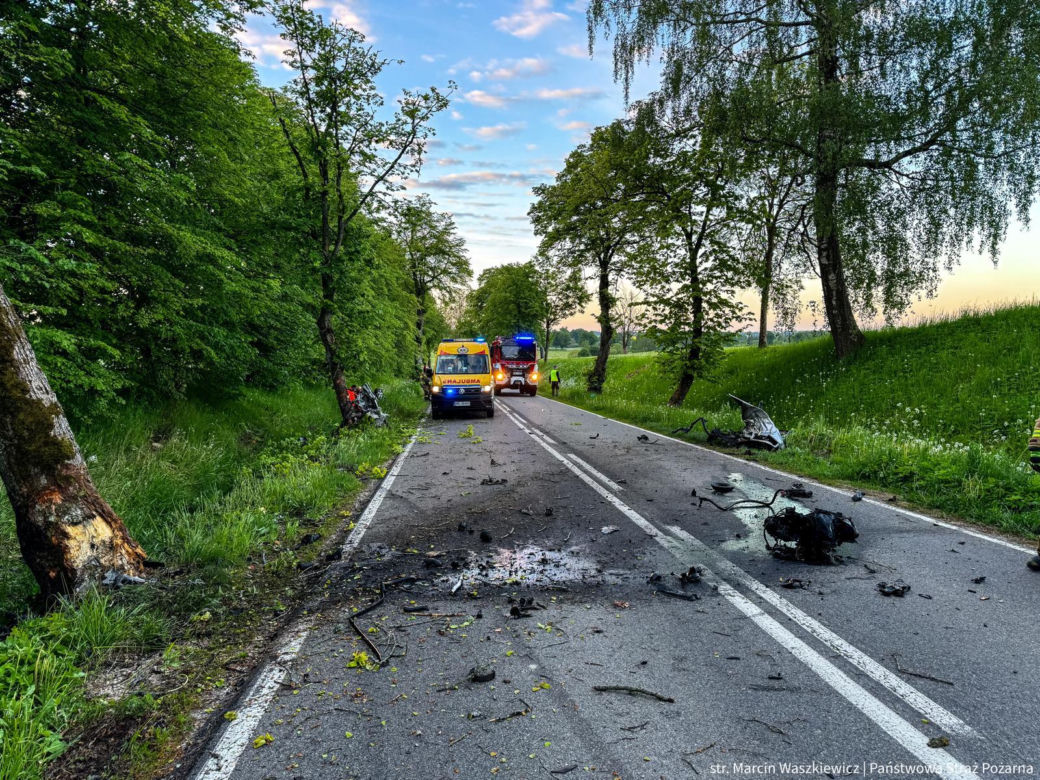   Tragiczny wypadek pod Węgorzewem. Samochód rozpadł się na pół. Kierowca zginął na miejscu