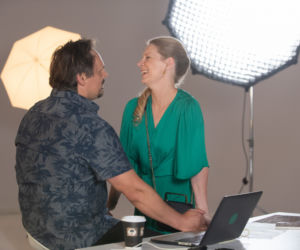 Na Wspólnej odc. 3131. Renata (Marta Jankowska), fotograf Roch (Piotr Łukawski)