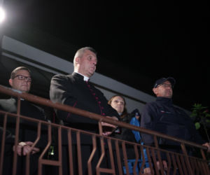 Biskup ewakuowany przez policję. Wierni krzyczeli: Ty tchórzu!. Nocna awantura w parafii