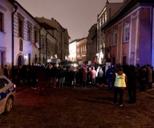 Protest przeciwko kardynałowi Stanisławowi Dziwiszowi w Krakowie