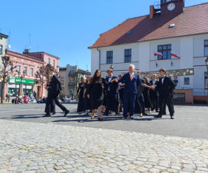 Polonez maturzystów z I LO na rynku w Ostrzeszowie