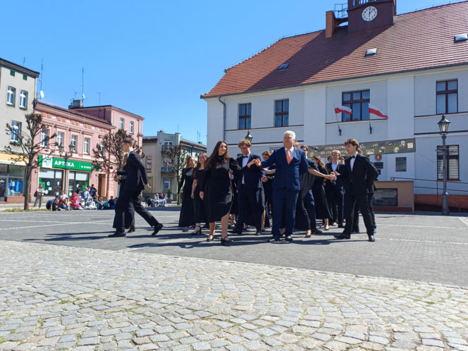 Polonez maturzystów z I LO na rynku w Ostrzeszowie