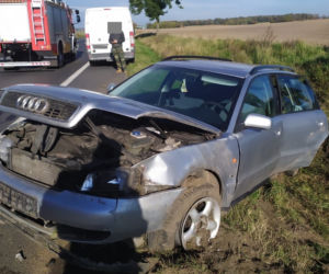 Wypadek na drodze wojewódzkiej pod Lesznem. Jedna osoba trafiła do szpitala