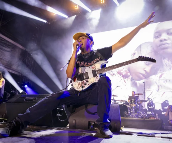 Tom Morello przerwał lekcję gitary, by nagrać jeden riff. Tak narodził się hymn buntu Rage Against the Machine