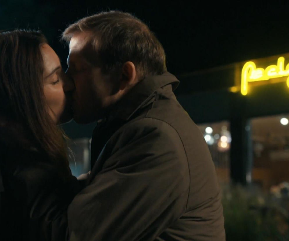 Celina (Orina Krajewska) i Łukasz (Michał Rolnicki) namiętnie całują się na zewnątrz lokalu z neonem feelgood. Ta scena z serialu Barwy szczęścia zapowiada gorącą noc i nowy rozdział ich historii miłosnej, o czym możesz przeczytać na Super Seriale.