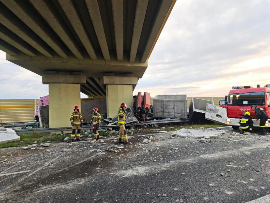  Wypadek na A2 pod Zgierzem. Kierujący tirem uderzył w wiadukt