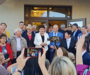 Znany projektant mody miażdży Szydło. Wysyła ją po porady do Agaty Dudy! 
