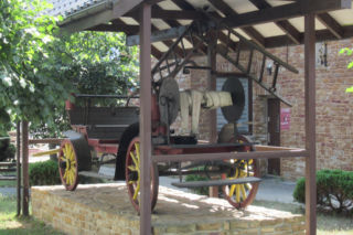 To najmniejsze miasto w województwie łódzkim. Powstało w średniowieczu, a jeszcze niedawno było wsią