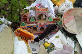 Wyrzucił worki pełne śmieci do lasu. Mieszkaniec gminy Lipno ukarany