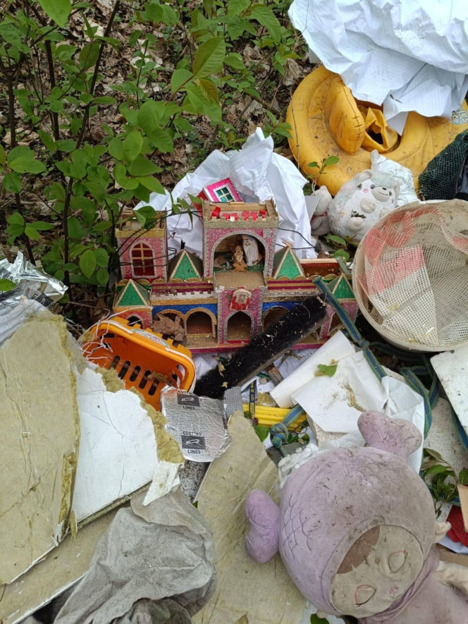 Wyrzucił worki pełne śmieci do lasu. Mieszkaniec gminy Lipno ukarany