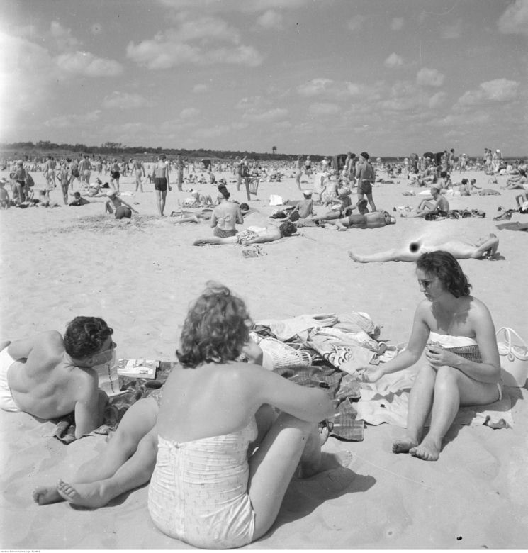 Plaża nad Bałtykiem w latach 50. XX wieku