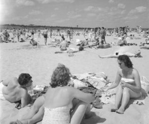 Plaża nad Bałtykiem w latach 50. XX wieku