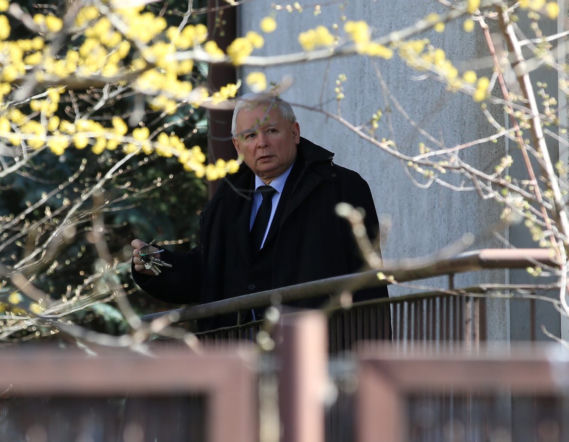 Za kim tęskni Jarosław Kaczyński? Gdy prezes PiS trafia do szpitala, zostaje cisza