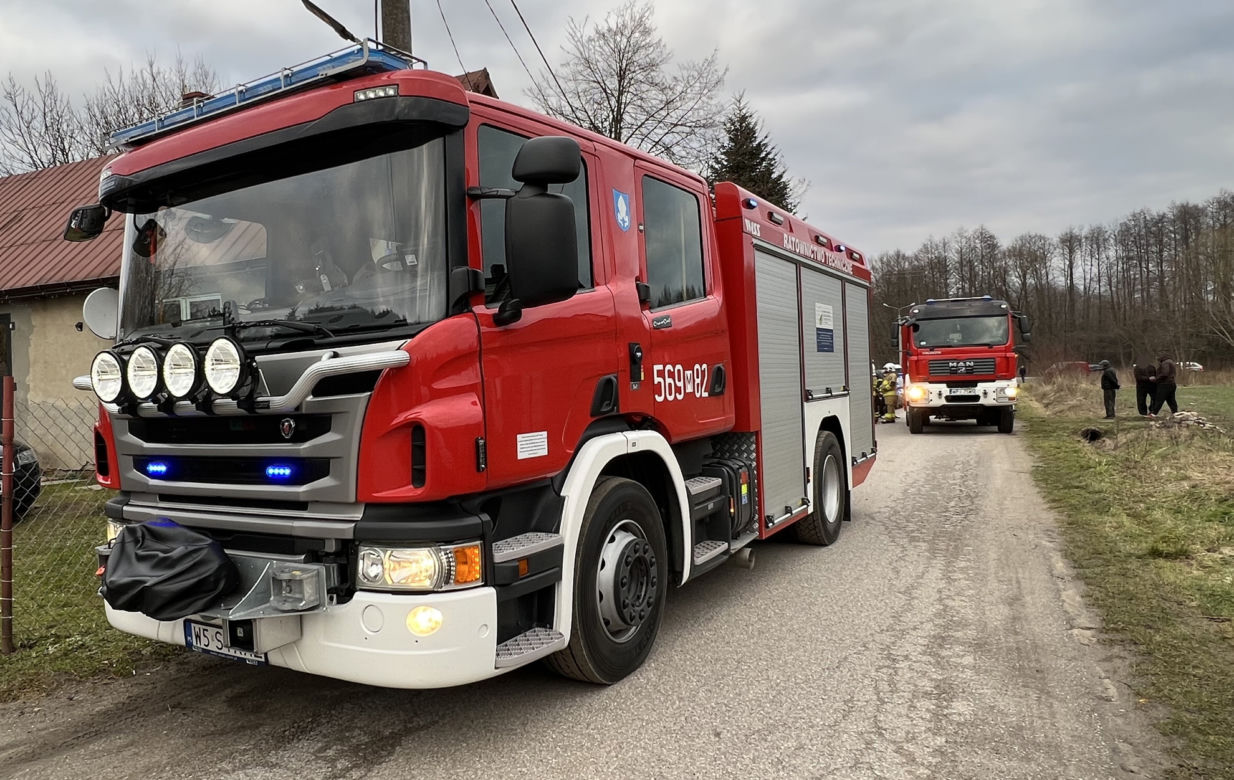 Przerażający wypadek pod Tarczynem. Ściana w budynku przygniotła starszego mężczyznę. Emeryt poniósł śmierć na miejscu