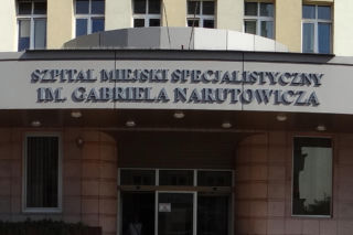 Policja wkroczyła do szpitala w Krakowie. Pacjenci nie mogą wejść do placówki