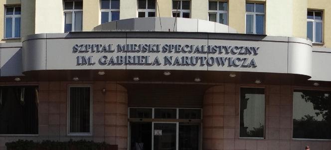 Akcja służb w krakowskim szpitalu. Pacjenci koczują przed budynkiem