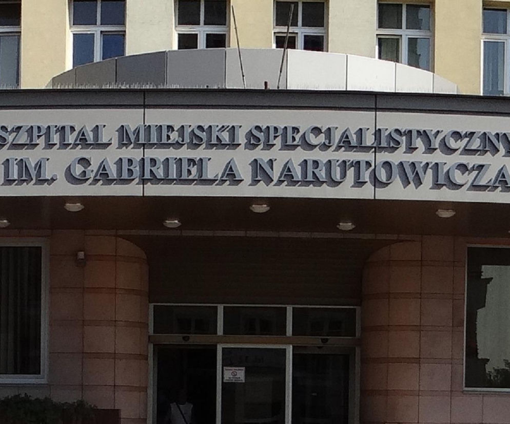 Policja wkroczyła do szpitala w Krakowie. Pacjenci nie mogą wejść do placówki