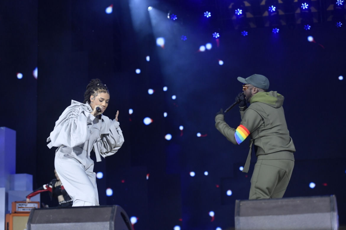 Black Eyed Peas z tęczowymi opaskami na scenie Sylwestra Marzeń. Ważny gest 