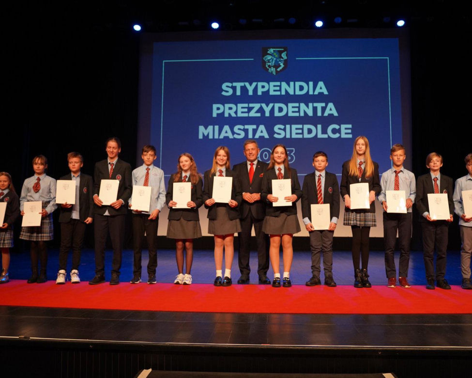 Stypendyści odebrali z rąk prezydenta Andrzeja Sitnika Listy Gratulacyjne