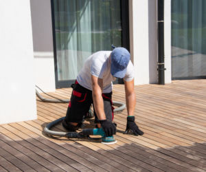 Zabezpieczenie drewna: oleje, woski i lakiery – zasady stosowania