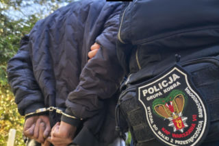 20 zarzutów za paserstwo. Rozbierali auta pod Wołominem. Kobra likwiduje samochodową dziuplę!