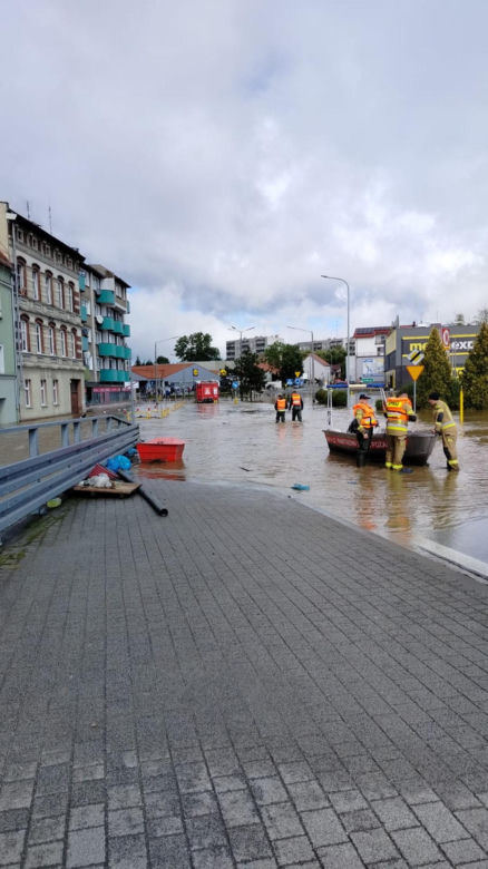 Powódź w województwie opolskim. Tak wyglądają działania strażaków [ZDJĘCIA].