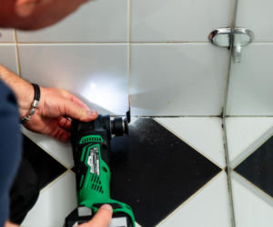 Jak poprawnie usunąć starą fugę i silikon oraz nałożyć nowy? Murator Remontuje