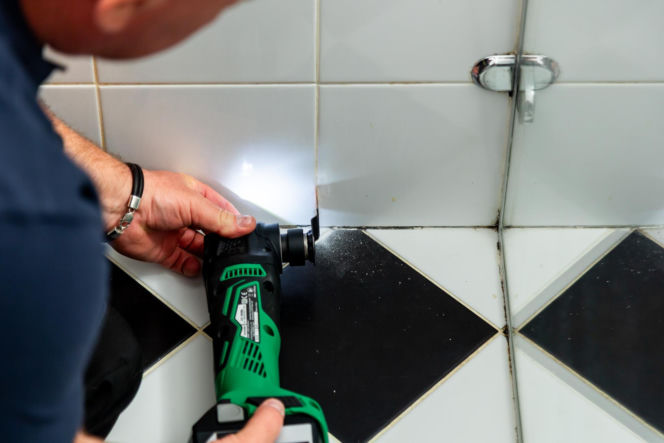 Jak poprawnie usunąć starą fugę i silikon oraz nałożyć nowy? Murator Remontuje