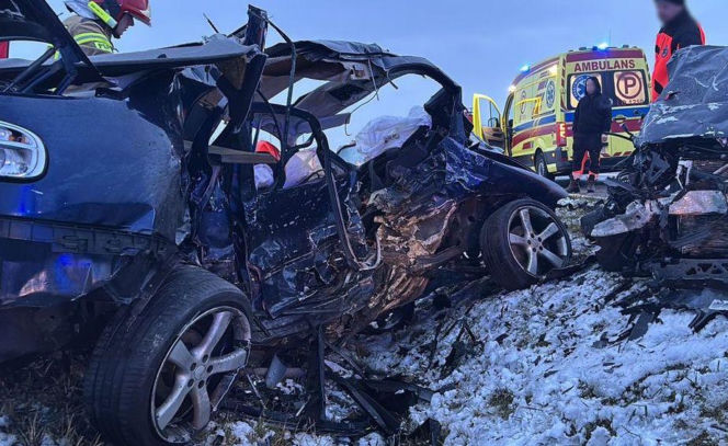 Czołowe zderzenie w Emilcinie. Zginął 34-letni kierowca seata