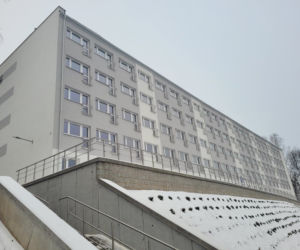 „Samotniak” zyskał nowy blask! Pierwsze mieszkania przy al. Niepodległości oddane 