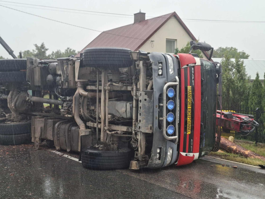 Wypadek w Mircu! Przewróciła się ciężarowka z drewnem, uszkodziła gazociąg