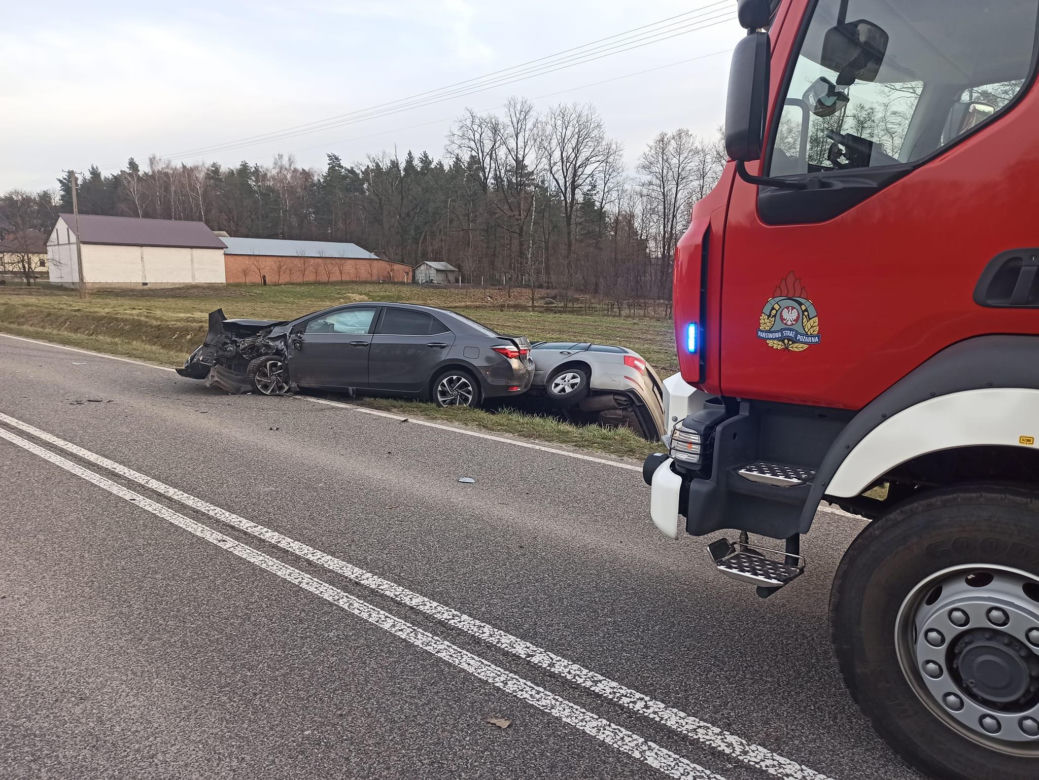 Zderzenie trzech aut w Emilcinie. Pięć osób trafiło do szpitala