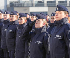 Kolejni nowi policjanci zaczynają służbę w Małopolsce. Tym razem 90 osób