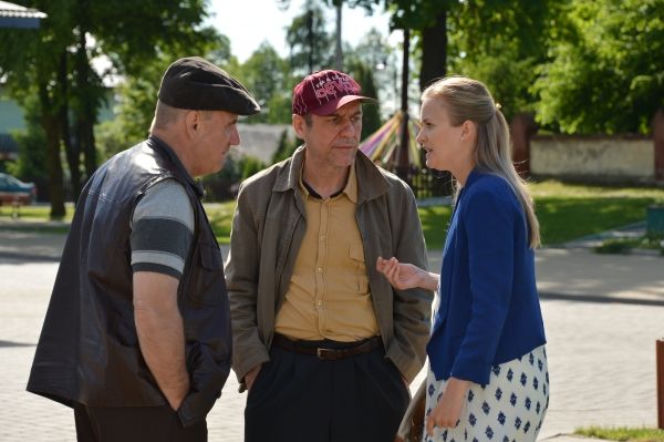 Ranczo 8 sezon, odc. 93. Wargacz (Sławomir Orzechowski), Myćko (Tomasz Sapryk), Klaudia (Marta Chodorowska)