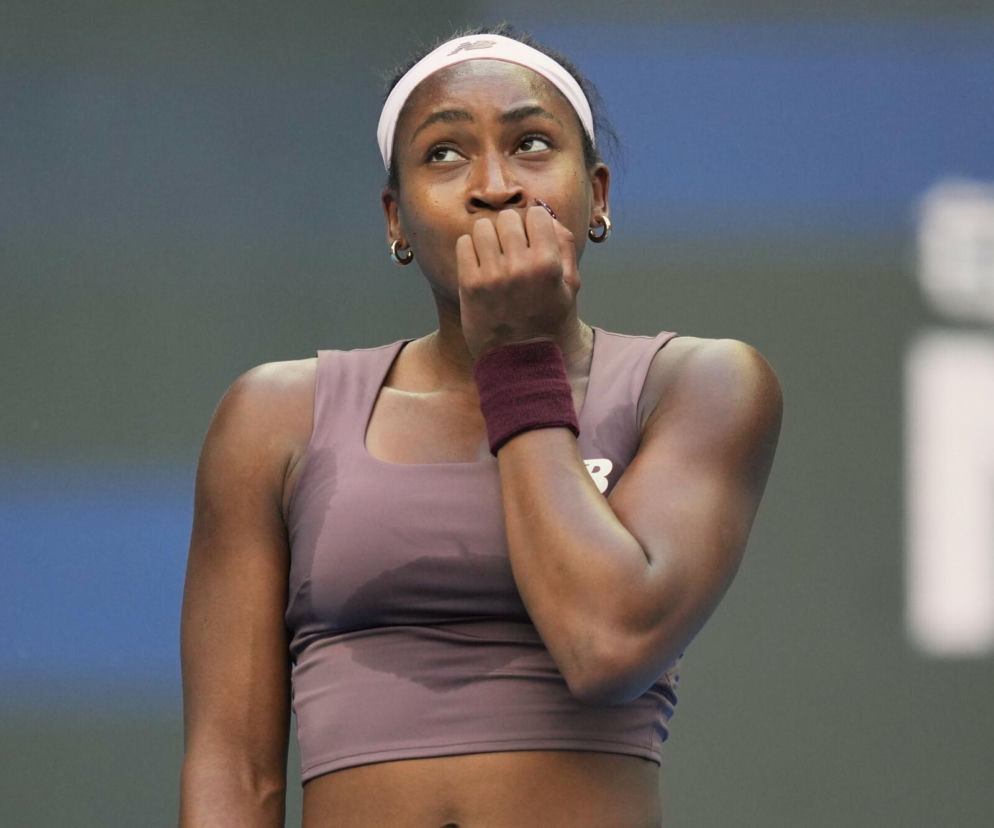 Tenisistka Coco Gauff zamyślona gryzie paznokcie podczas meczu. O jej porażce w Pekinie przeczytasz na SE Supersport.